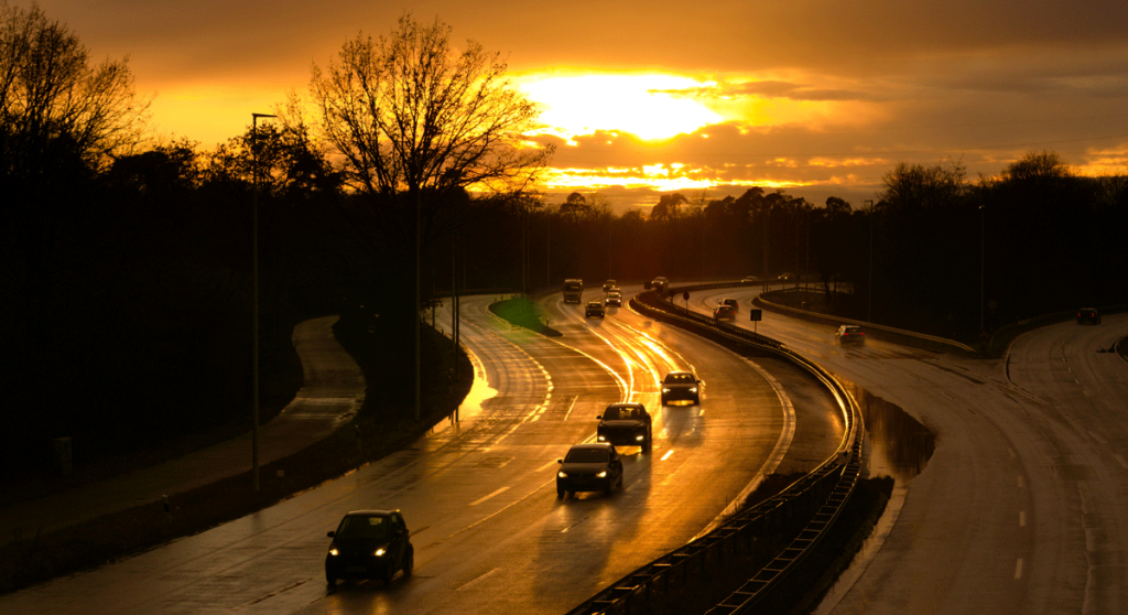 Autobahn im Gegenlicht bei Sonnenuntergang